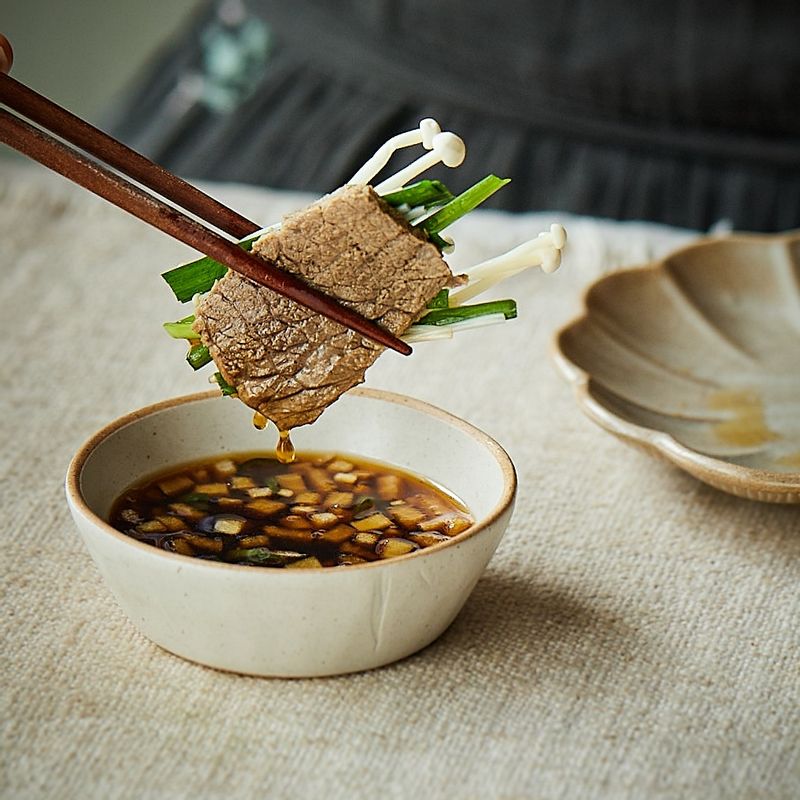 고기와 야채에 소스를 곁들여 맛있게 즐겨주세요.
(TIP. 기호에 따라 달걀 지단을 올리면 더욱 근사해요. 남은 국물에 칼국수를 넣어 먹거나, 다진 양파, 부추, 당근 등과 김가루, 밥을 넣어 죽을 만들어 드셔도 맛있답니다)