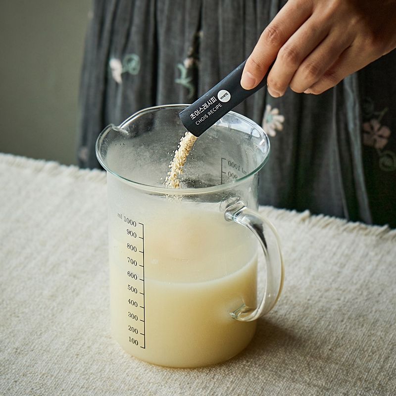 냄비에 국물 재료를 넣고, 국물이 끓어오르면 약한불로 줄여 2분 정도 더 끓여 완성해 주세요.