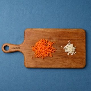 달군 팬에 오일을 두른 후 다진 당근과 다진 마늘을 볶다가 참치를 넣어 볶아주세요.
(tip. 기호에 따라 브로콜리, 닭가슴살 등의 재료를 추가해 만들어도 좋아요)