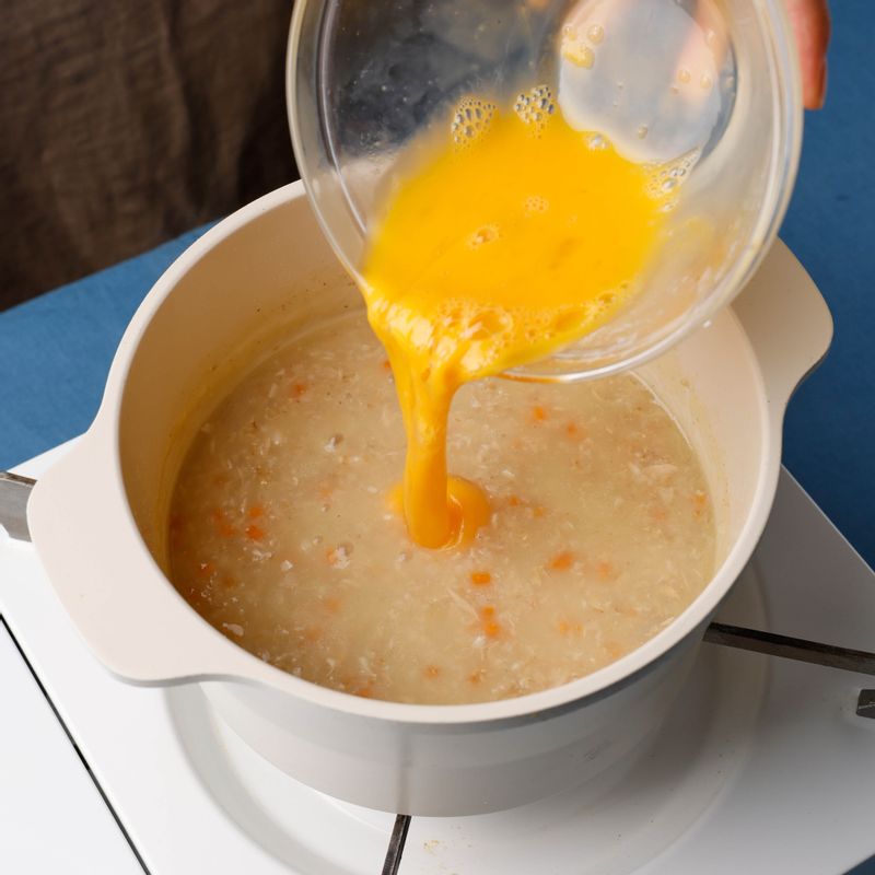 풀어 둔 달걀을 넣어 섞고 후춧가루를 뿌려주세요. 그릇에 담은 후 통깨를 뿌려 맛있게 즐겨주세요.