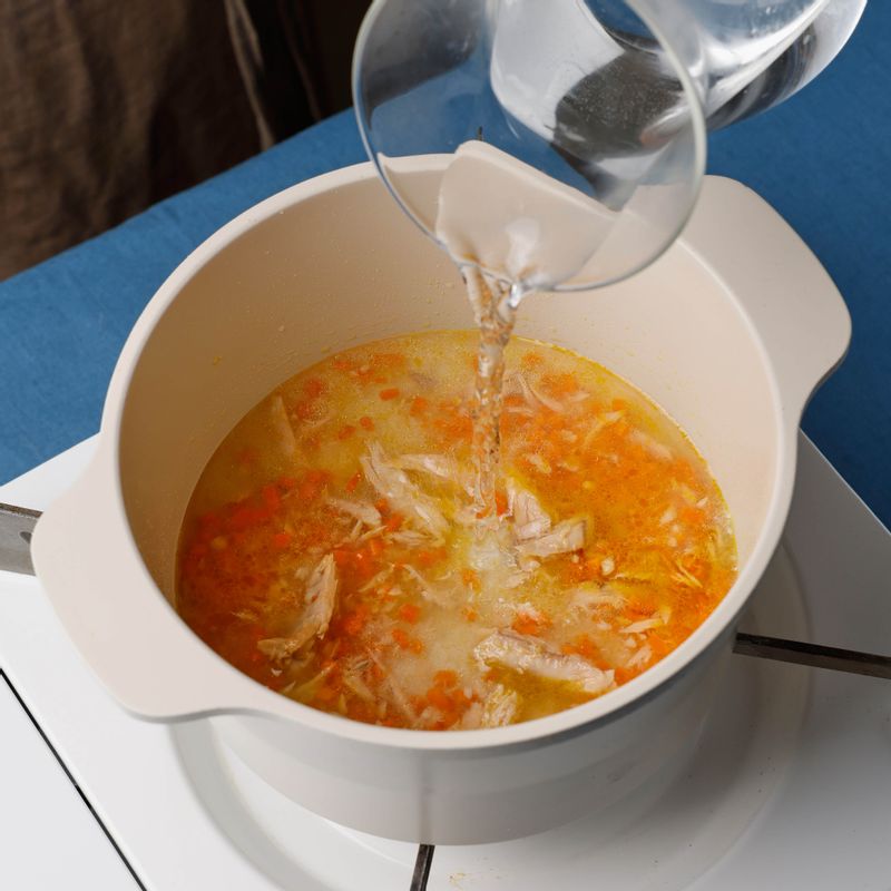 물을 넣은 후 퀵오트밀을 넣어주세요. 참치액젓과 소금으로 간을 해주세요.