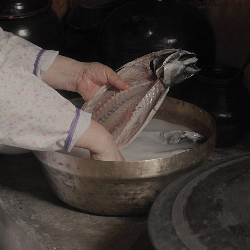 쌀뜨물에 간고등어를 담가 비린내를 제거해 주세요.