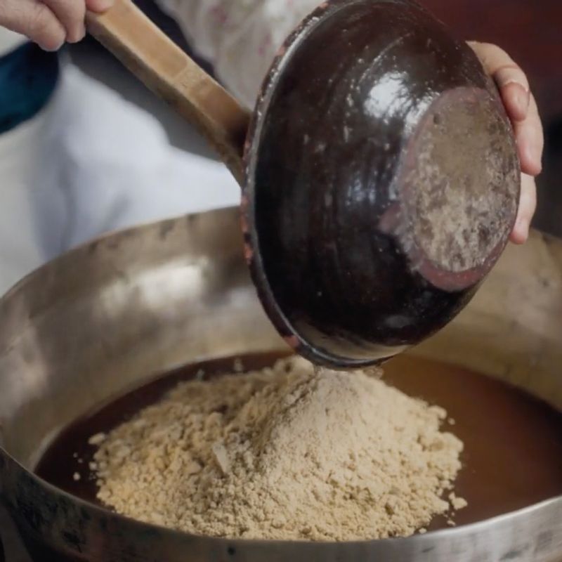 졸여 둔 찹쌀풀에 마 가루, 메줏가루를 넣고 섞어주세요.
(tip. 엿기름을 물에 담가둔 후 꽉 짜서 건져내고, 찹쌀가루를 넣고 섞어주세요. 3~4시간 정도 삭힌 후 걸쭉하게 될 때까지 졸여 미리 밑준비를 해 주세요. 물의 양이 5L에서 3L 정도 될 때까지 졸여주세요)
