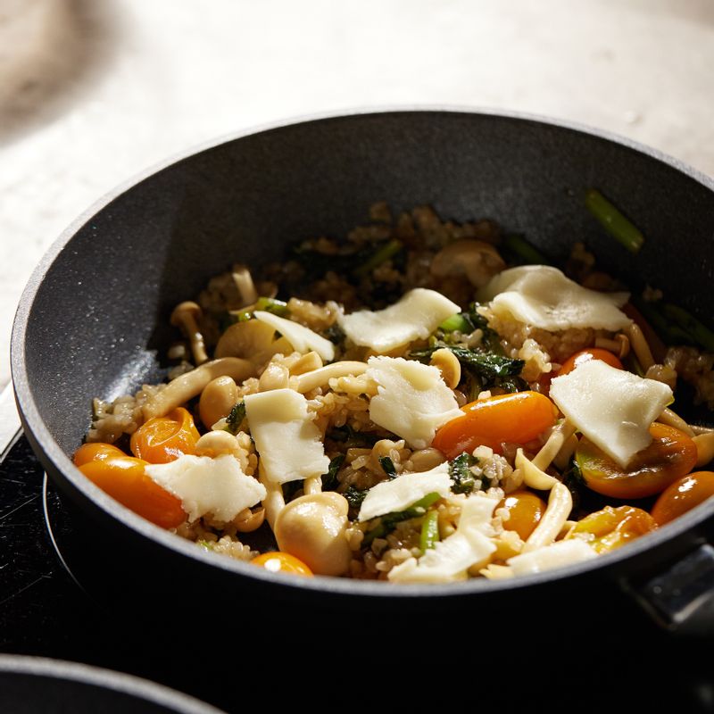 치즈를 뜯어서 넣고, 불을 꺼 주세요. 치즈가 녹을 때까지 저은 후 후춧가루를 뿌려 마무리해 주세요.