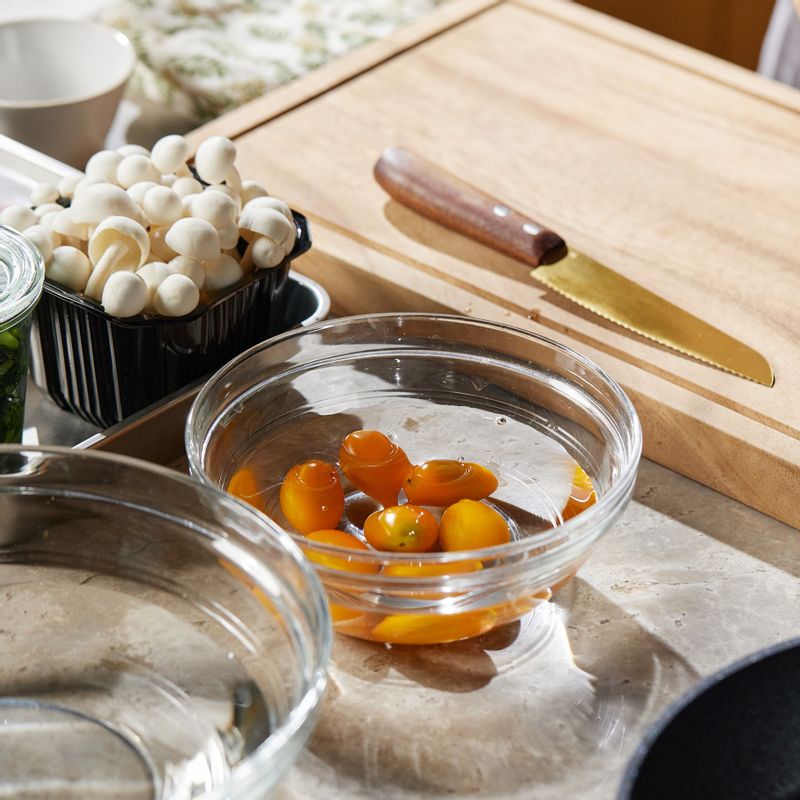 세척한 대추방울토마토를 반으로 자르고, 열무백김치는 토마토 길이로 썰어주세요. 흰만가닥버섯 밑둥을 제거해 주세요.
(tip. 토마토 꼭지를 딴 후 10분 정도 물에 담가 주면 껍질에 붙은 노폐물을 더 깔끔하게 제거할 수 있어요)