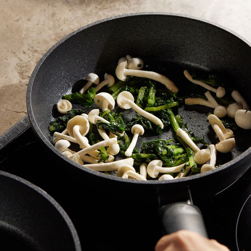 중간불로 달군 팬에 올리브오일을 두르고 열무백김치와 흰만가닥버섯을 볶다가 토마토와 간장을 넣고 1~2분간 더 저어가며 익혀 주세요.
(tip. 토마토는 수분이 많은 음식이기 때문에 기름이 튈 수 있어 소량의 올리브오일만 넣어 주세요)