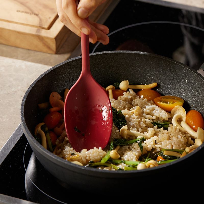 밥을 넣고 골고루 섞어 주세요. 물을 조금 넣어서 함께 볶아 주세요.
(tip. 물을 넣고 함께 볶으면 밥에 부족한 수분을 보충해 줘 재료가 더 골고루 섞여요)