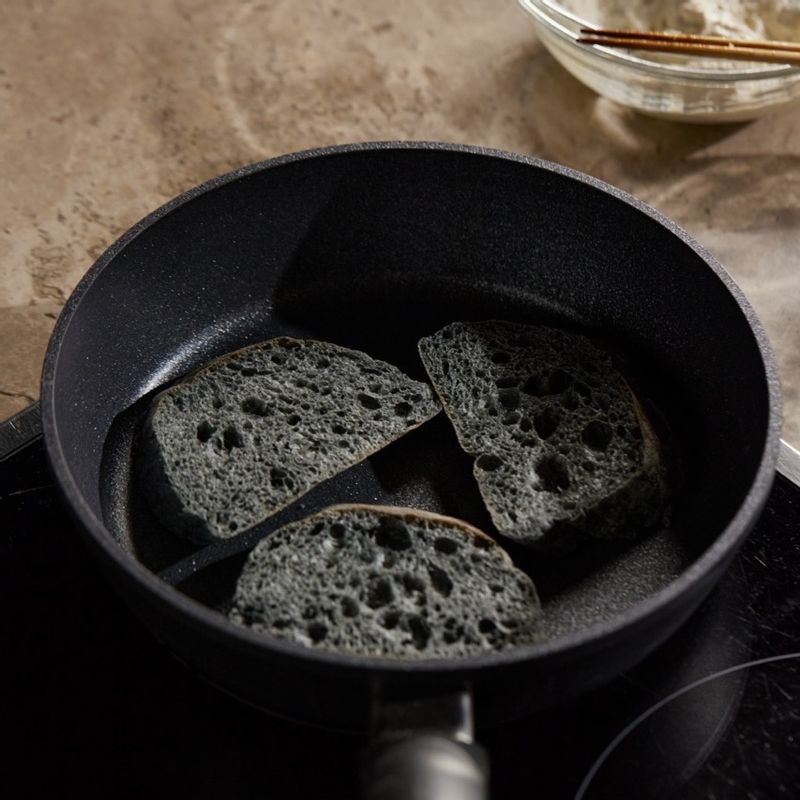 구운 빵 위에 재료들을 올려 완성해 주세요.