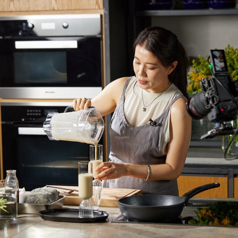 완성컵에 담고 그래놀라를 올려 마무리해 주세요.