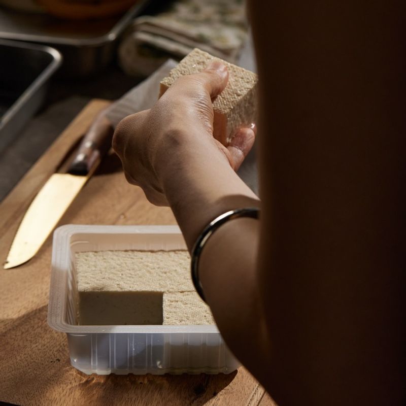 블렌더 볼에 두부, 바나나, 청귤청, 귀리우유를 넣고 곱게 갈아 주세요.
(tip. 키친타올로 두부의 수분기를 제거해 주면 더 좋아요)
(tip. 귀리우유 대신 두유나 다른 종류의 우유를 사용하셔도 돼요)