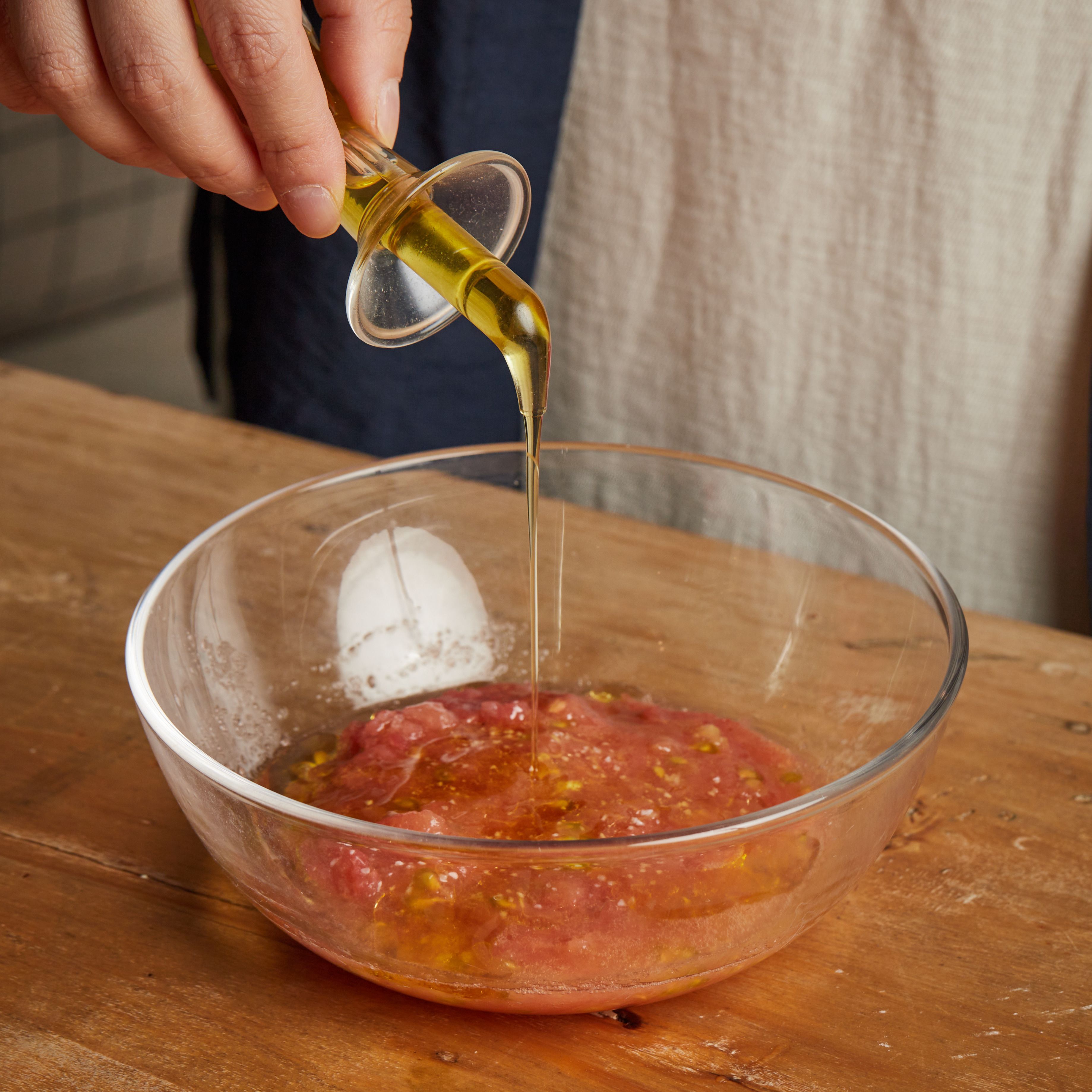 갈은 토마토에 올리브 오일, 소금을 넣어 섞어주세요.
