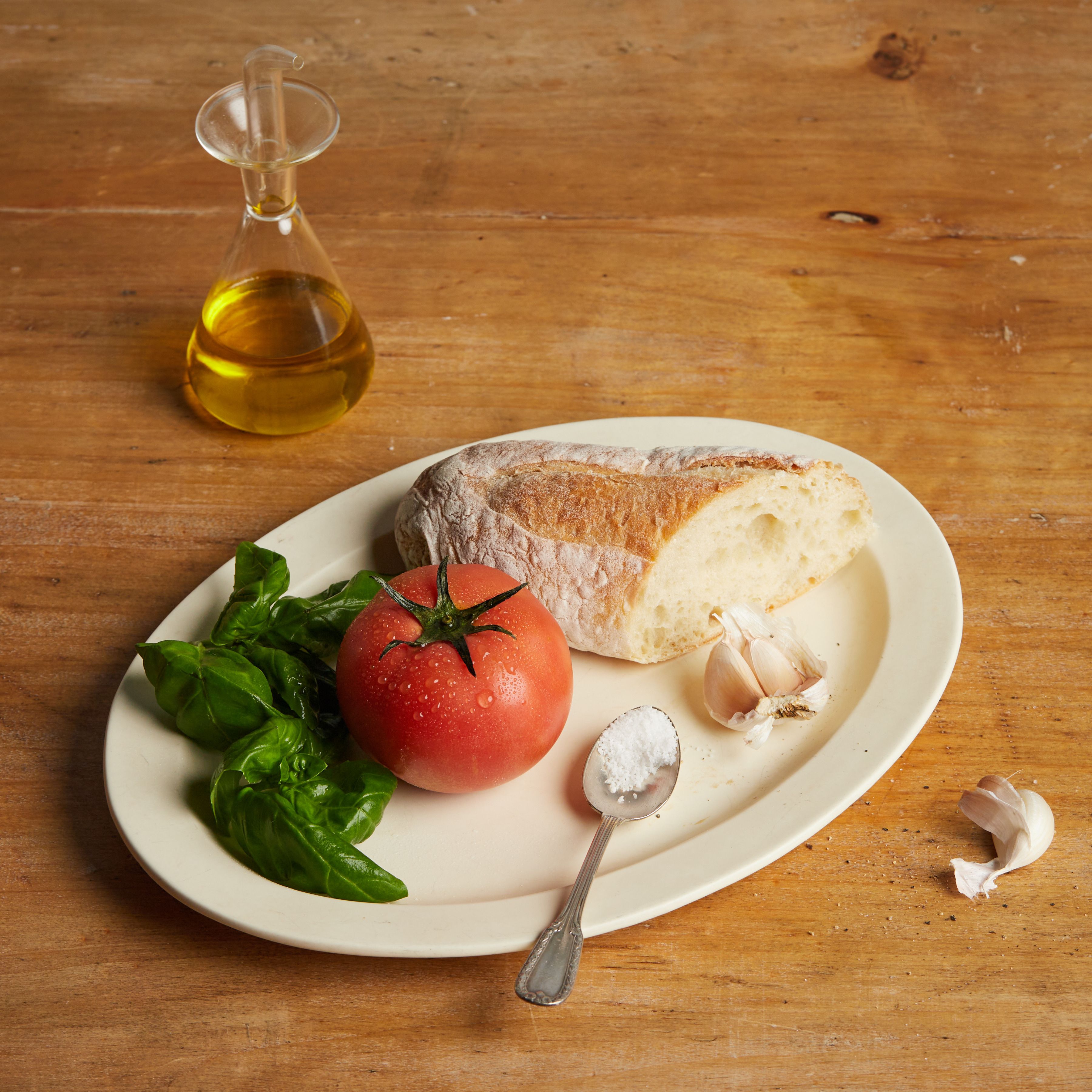 판 콘 토마테을 위한 재료 이미지로 토마토,깐 마늘,구운 바게트,생바질,올리브 오일 등으로 구성 되어있습니다.