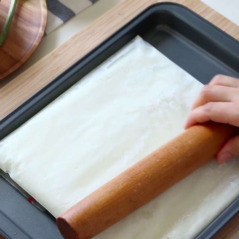 지퍼백에 얼린 우유는 방망이로 살살 두들겨 우유얼음을 만들어주세요.