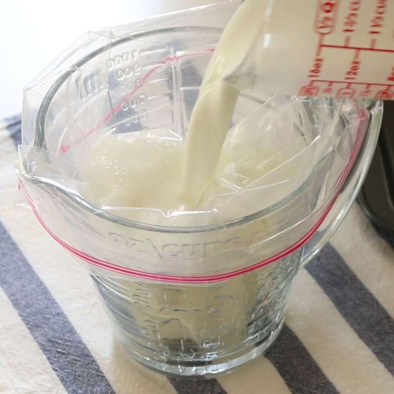 지퍼백에 우유와 연유 4큰술을 넣고 3시간 이상 얼려주세요.