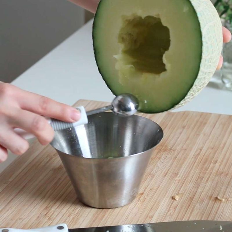 멜론은 반으로 자른 후 씨를 제거하고 멜론과육을 스쿱( 또는 스푼)을 이용해서 동그란모양으로 멜론볼을 만들어주세요.