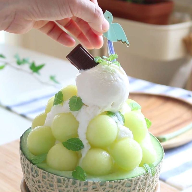 멜론볼과 아이스크림 위에 민트잎(생략가능)으로 장식해 주세요.
(멜론과육을 어느정도 드신 후 팥앙금과 섞어드셔도 맛있답니다.)