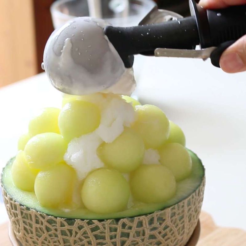 멜론볼의 윗부분에 아이스크림을 1스쿱을 동그랗게 떠서 올려주세요.