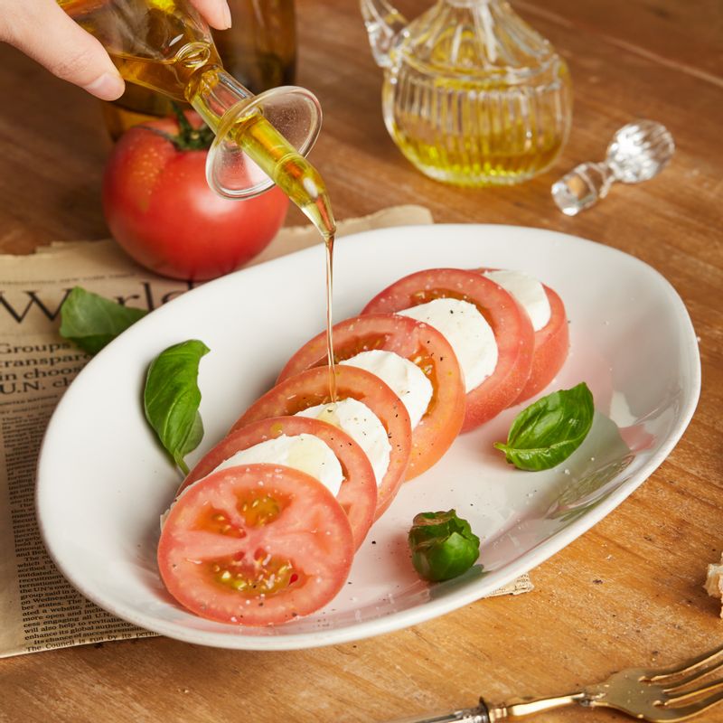 토마토, 치즈를 겹쳐 놓고 바질, 올리브오일, 소금, 후춧가루를 뿌려 주세요.