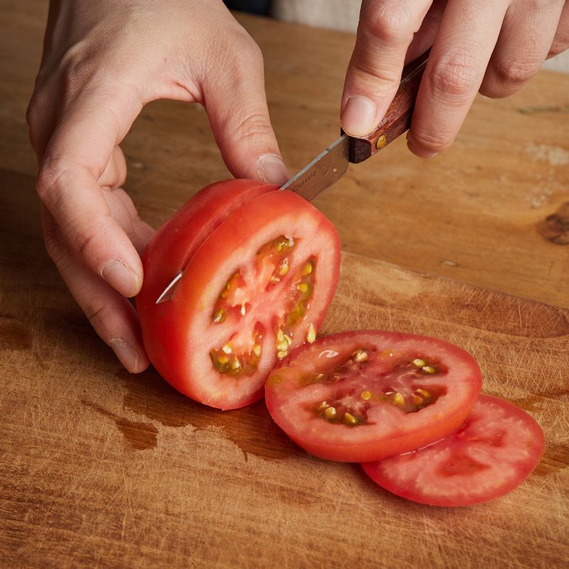 토마토는 약 0.5cm 정도로 슬라이스하고 모짜렐라 치즈도 같은 두께로 슬라이스 해주세요.