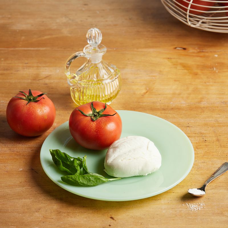 카프레제을 위한 재료 이미지로 토마토,생모짜렐라 치즈,바질잎,올리브오일,소금 등으로 구성 되어있습니다.