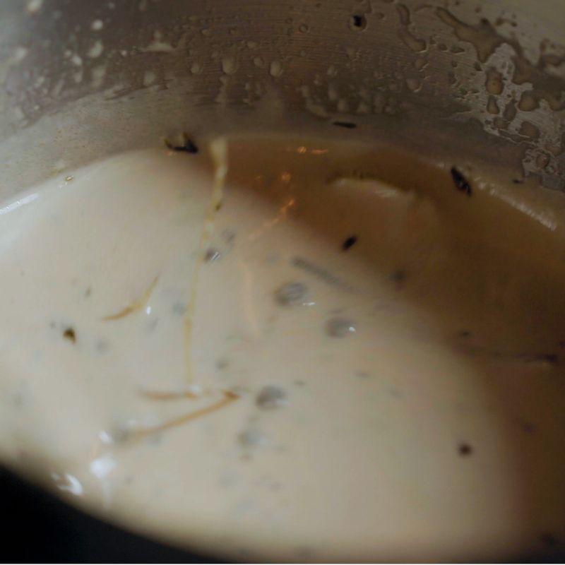 식물성 기름에 파, 마늘, 생강, 건고추를 넣고 약불에서 20분간 끓여 향신기름을 만들어 주세요. 체에 내려 기름만 사용해 주세요. 산초장아찌를 곱게 다져 주세요. 향신기름 100ml에 다진 산초장아찌와 생크림, 유자즙을 섞어 주세요.
(tip. 산초장아찌는 손으로 줄기와 열매를 분리해 열매 부분만 사용해 주세요)
(tip. 기호에 따라 꿀을 더해도 좋아요)