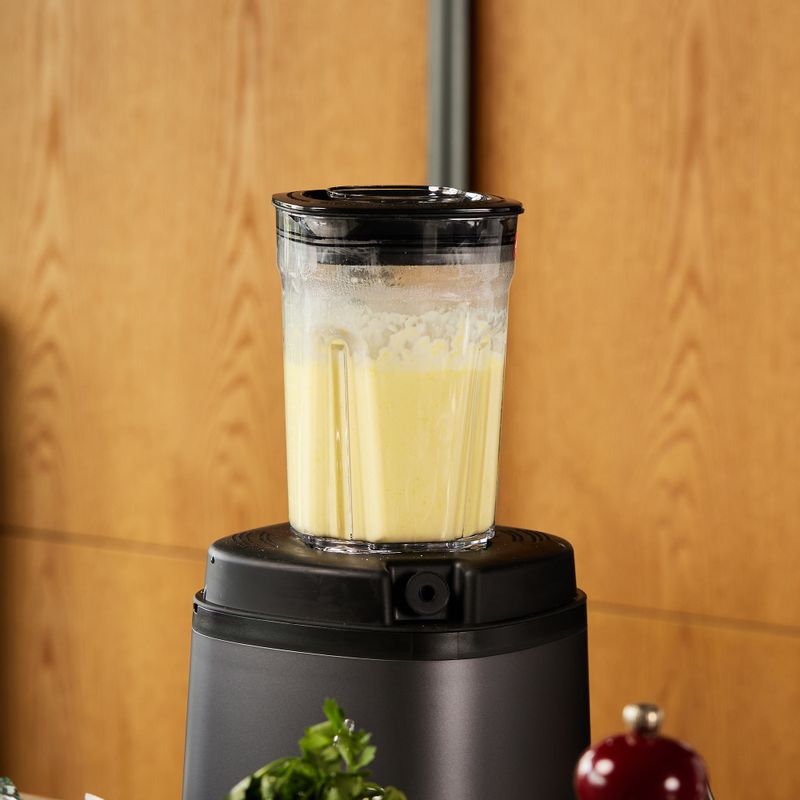 7부 정도 졸여지면 블렌더로 갈아 주세요. 그 후 체에 내려 걸러주고 차갑게 식혀 주세요. 소금을 넣어 수프의 간을 맞춰 주세요. 접시에 클로티드 크림을 올리고 수프를 담아 주세요. 수프 위에 팝콘, 옥수수알, 엑스트라 버진 올리브오일, 파프리카 파우더, 다진 파슬리를 올려 완성해 주세요.