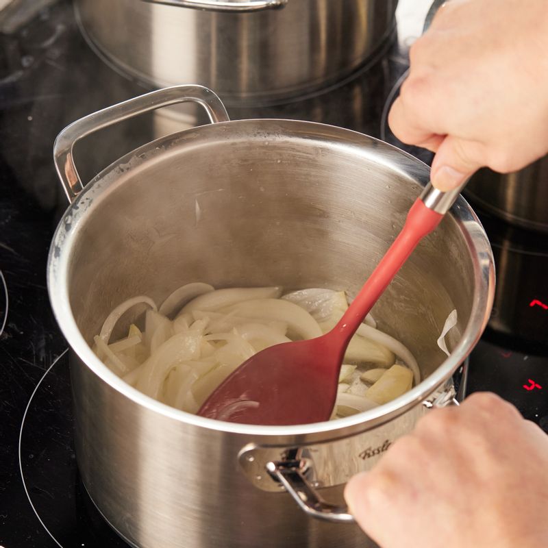 팬에 올리브오일을 두르고 햇양파 슬라이스를 넣어 볶아 주세요. 마늘을 함께 넣고 천천히 볶다가 인퓨징 밀크와 옥수수알을 넣고 불의 세기를 높여 끓여 주세요.
(tip. 양파의 색이 변하기 전 투명해질 때까지만 볶아 주세요)