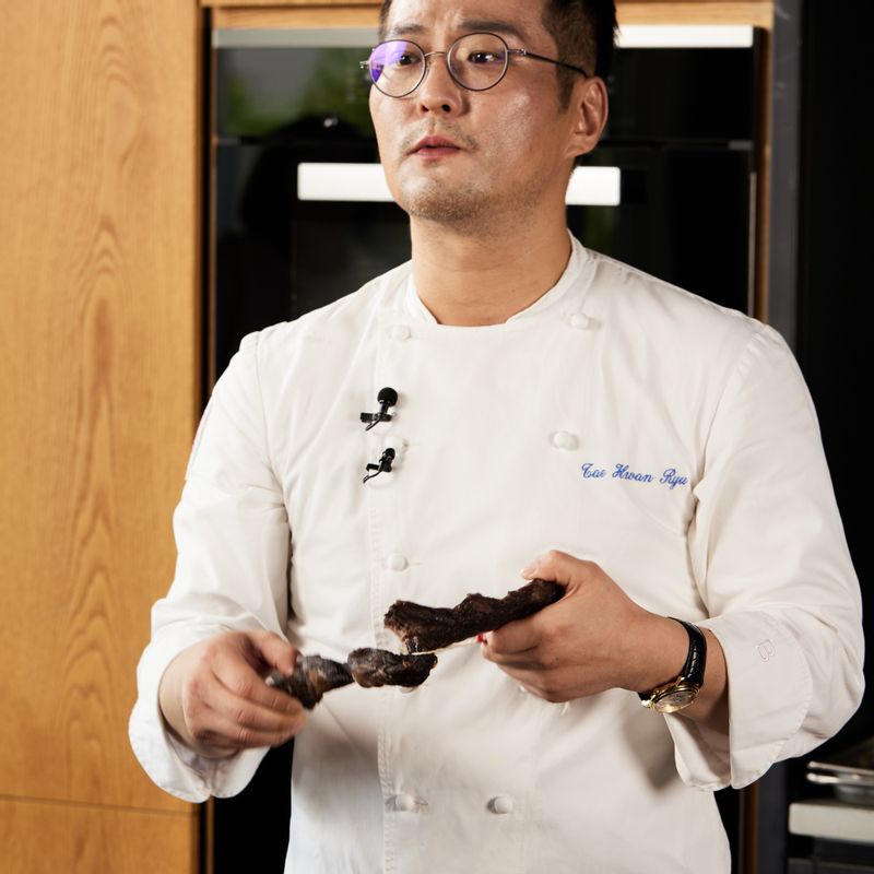 드라이에이징 소고기를 잘게 썬 뒤 무즙, 치킨스톡과 함께 냄비에 넣고 약불에서 졸여 주세요. 7부 정도 졸여 지면 맛을 보고 확인한 뒤 체에 걸러 식히면 레디쉬 소스가 완성돼요.
(tip. 집에서는 와인냉장고를 이용해 소고기를 드라이에이징 하시면 좋아요) 
(tip. 레디쉬 소스를 식힐 때는 재료가 소스에 잘 우러나도록 랩으로 덮은 후 상온에서 천천히 식혀주면 더욱 좋답니다)