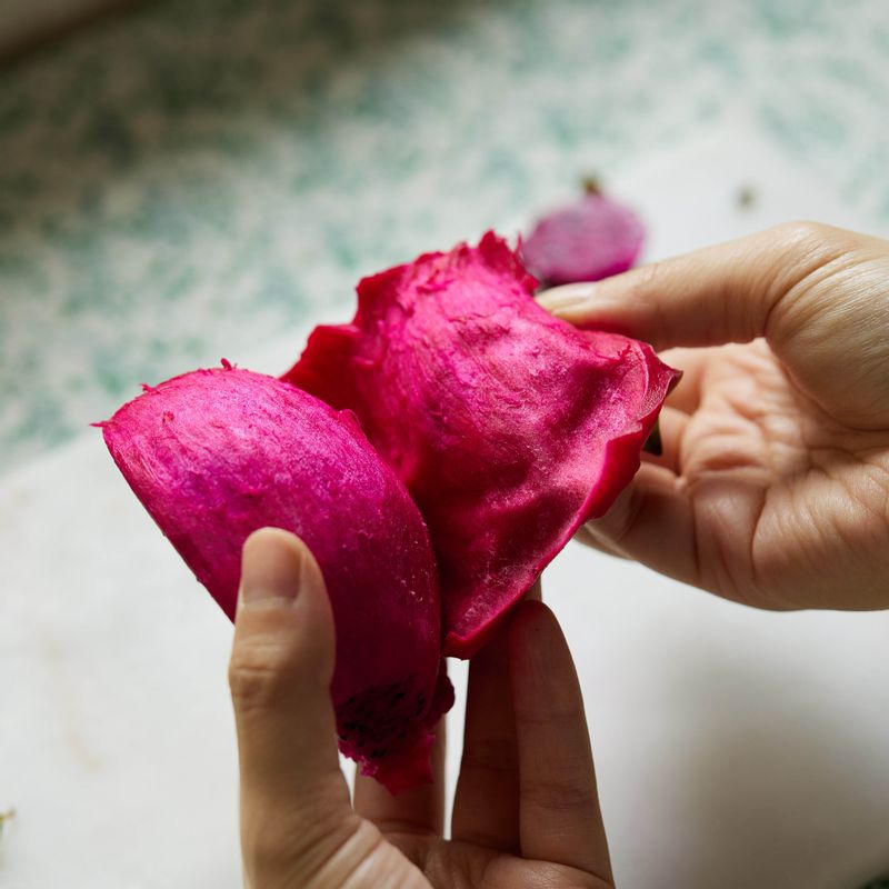 용과는 껍질은 벗겨 깍뚝 썰어주세요.