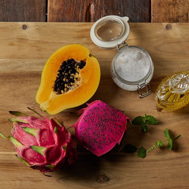 용과 샐러드을 위한 재료 이미지로 용과,파파야(생략 가능) 등으로 구성 되어있습니다.