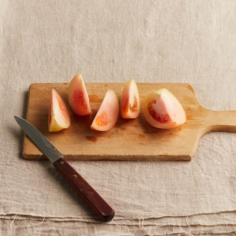 토마토는 웨지 모양으로 썰어 주세요.