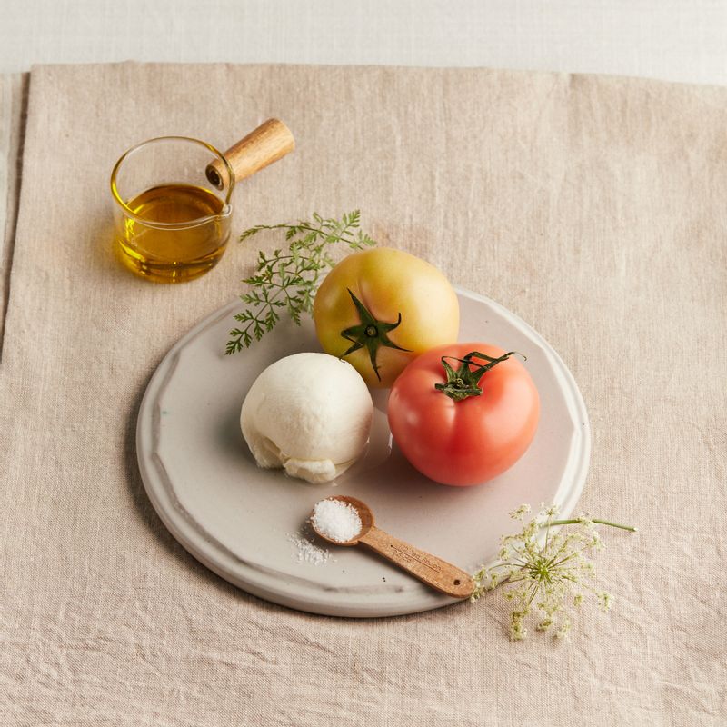 토마토 부라타샐러드을 위한 재료 이미지로 토마토,부라타치즈,소금,올리브오일 등으로 구성 되어있습니다.