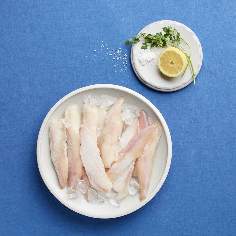 아귀 스테이크을 위한 재료 이미지로 순살 아귀,아스파라거스,감자,올리브오일 등으로 구성 되어있습니다.