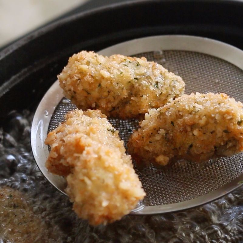 냄비에 기름을 넣고 160도의 기름에서 굴을 바삭하게 튀겨주세요.