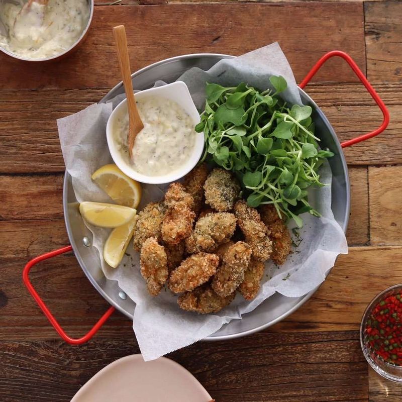 굴튀김에 약간의 레몬즙을 뿌리고, 타르타르소스나 깐풍소스와 함께 즐겨주세요.