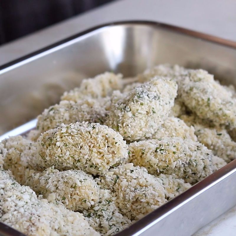 빵가루에 파슬리가루를 섞어주세요. 굴에 밀가루-달걀물-빵가루 순서대로 묻혀 튀김옷을 입혀주세요.