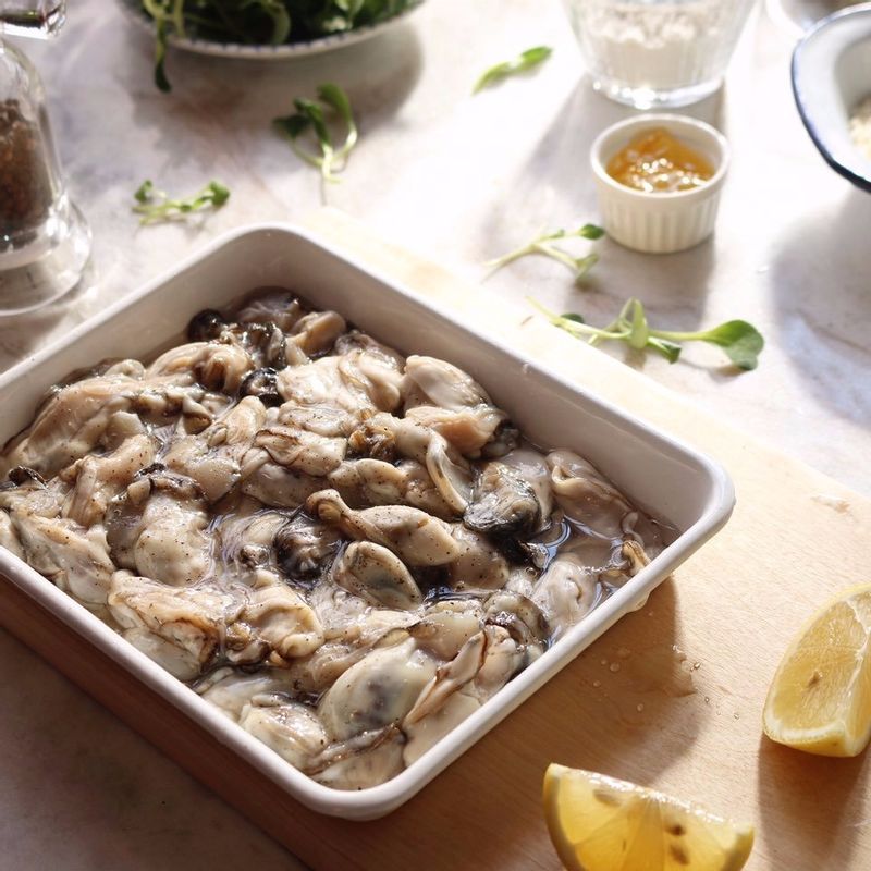 밑간 재료에 10분간 굴을 재워주세요.