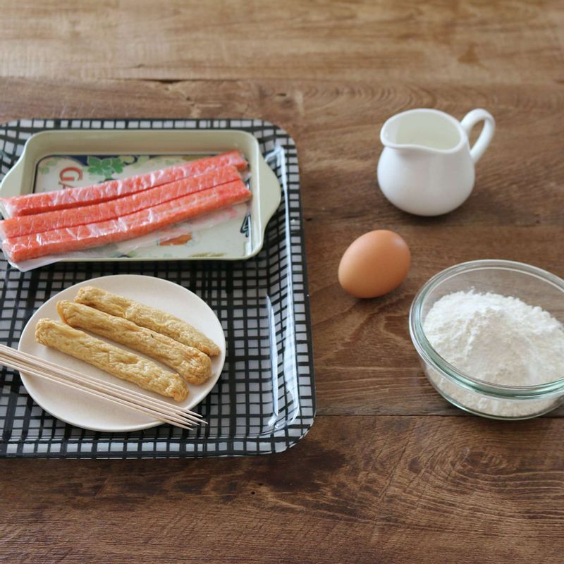 맛살핫도그을 위한 재료 이미지로 어묵,맛살,식용유,스위트 칠리소스,나무꼬치 등으로 구성 되어있습니다.