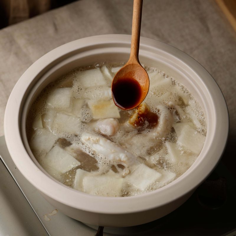 국간장과 멸치액젓으로 간을 맞춰주세요.