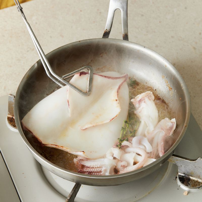 달군 팬에 버터를 녹인 후 한치를 앞뒤로 노릇하게 구워주세요. 볼에 소스 재료를 넣어 섞어주세요.