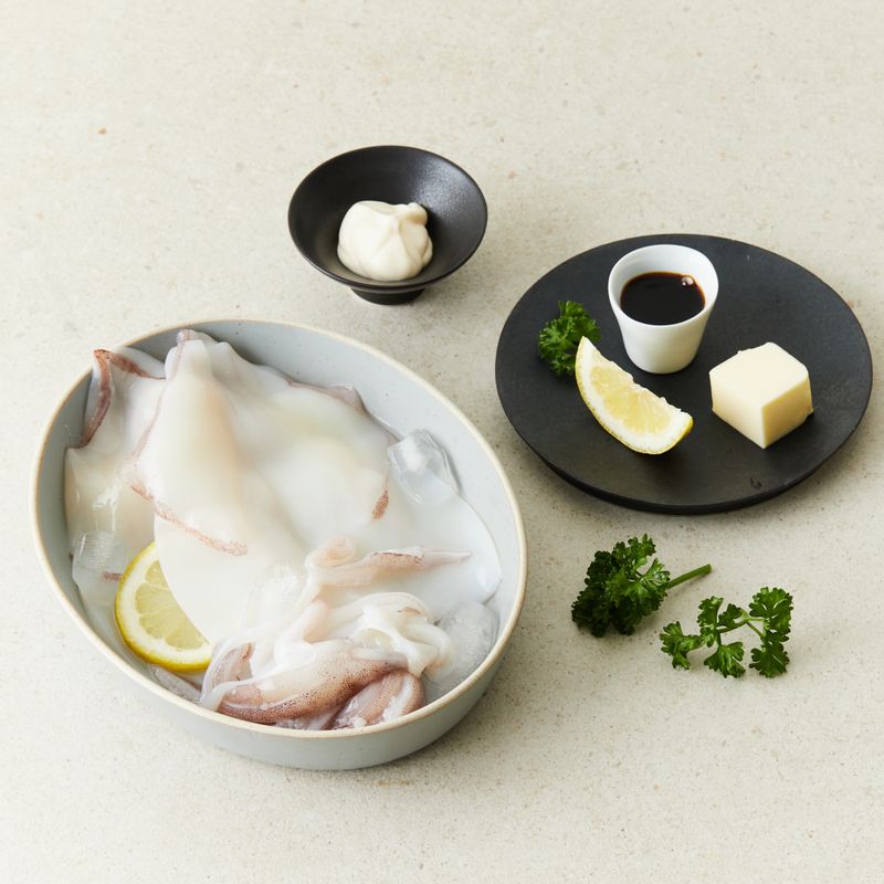 한치버터구이을 위한 재료 이미지로 손질 한치,버터,파슬리 가루(생략 가능) 등으로 구성 되어있습니다.