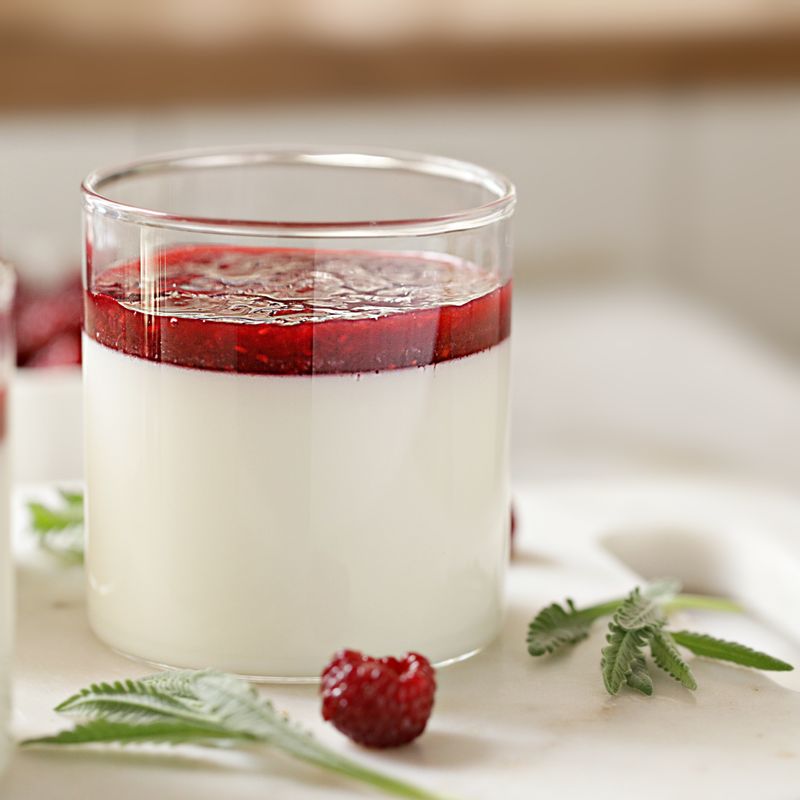 굳힌 판나코타 위에 베리 토핑을 얹고 기호에 따라 베리, 허브잎을 곁들여 완성해 주세요.