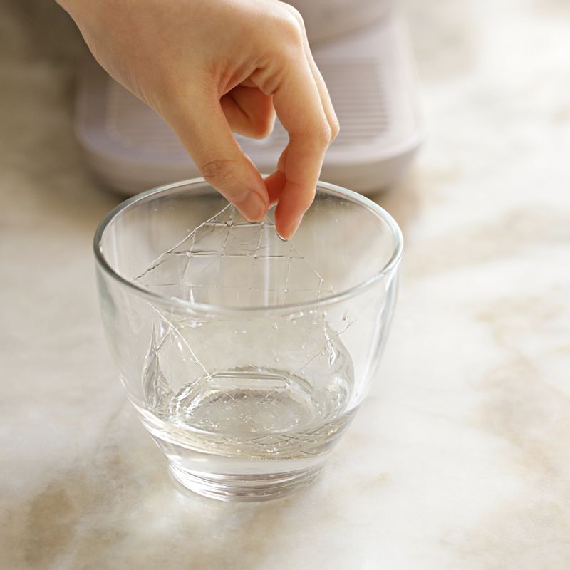 볼에 찬물을 담아 젤라틴을 5분 정도 불려주세요.