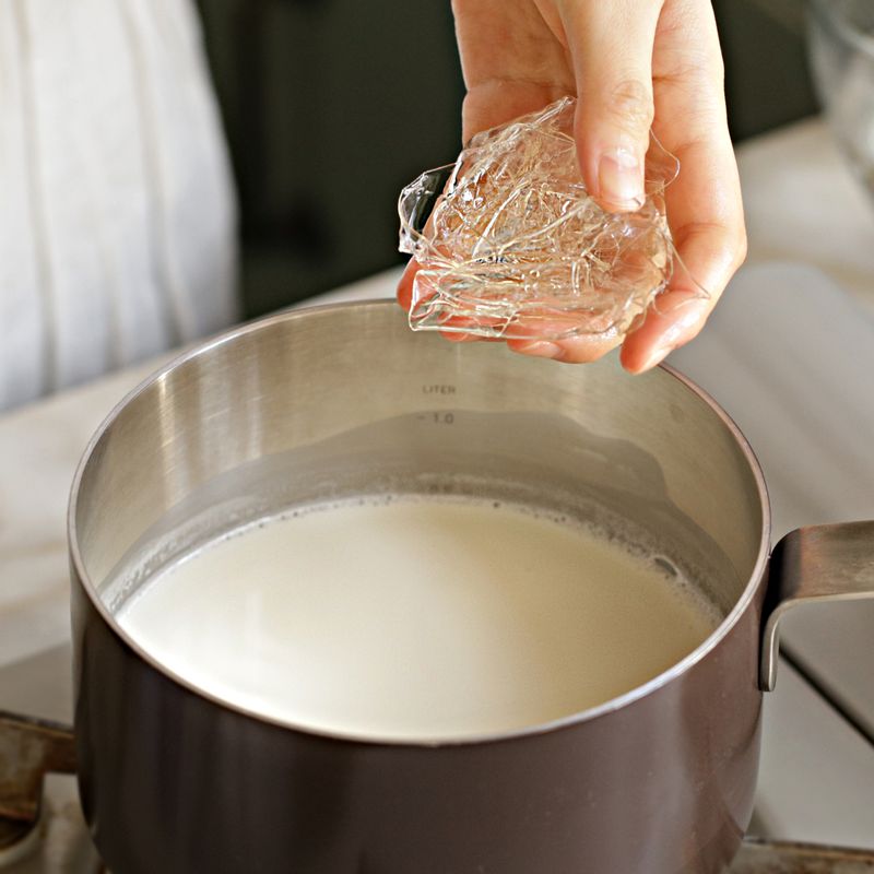 냄비에 우유와 생크림, 설탕을 넣어 중약불에서 설탕이 다 녹을 때까지 끓지 않도록 데워주세요. 젤라틴의 물기를 꽉 짠 후 냄비에 넣어 잘 섞어주고 바닐라 익스트랙을 넣어 가볍게 섞어 한 김 식혀주세요.