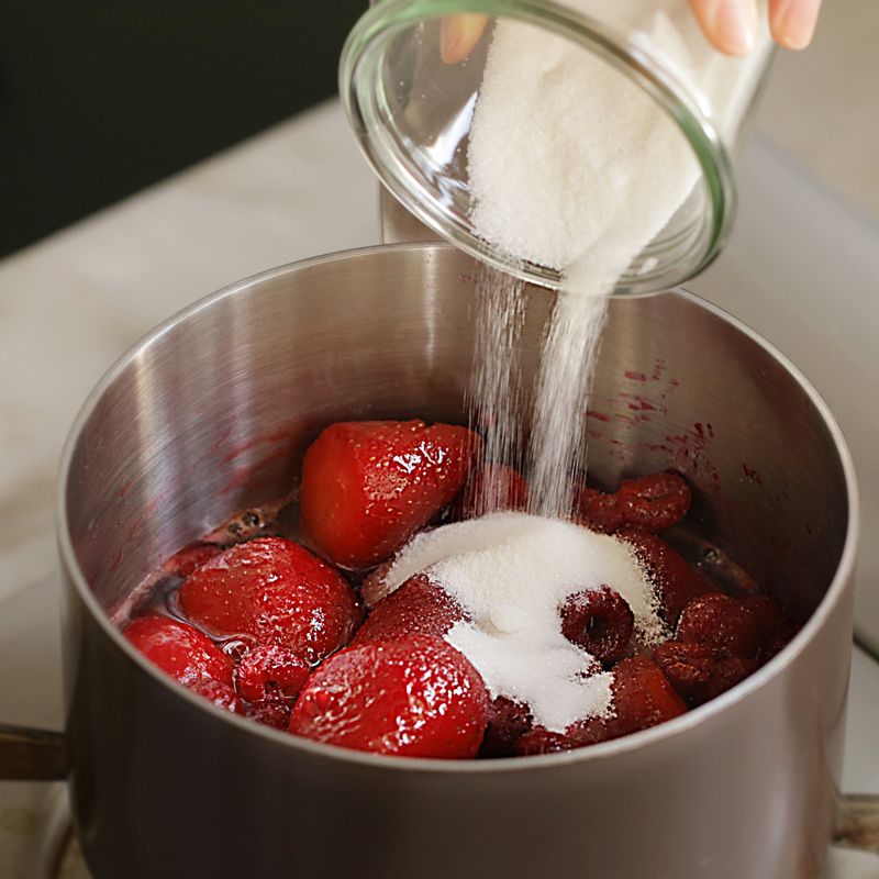 냄비에 냉동 베리와 설탕, 물을 넣어 약불에서 저어주며 15~20분 정도 끓여주세요.