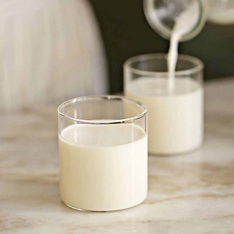 보틀에 판나코타를 2/3정도 채운 후 랩을 씌워 냉장고에 넣어 3~4시간 굳혀주세요.