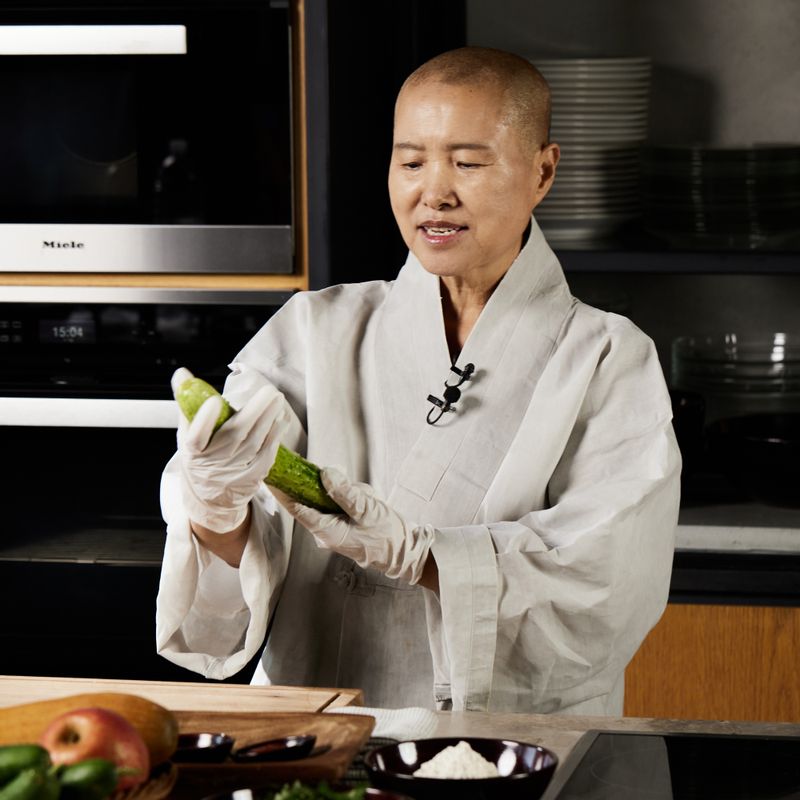 오이는 깨끗이 씻은 후 소금으로 문질러 하루 정도 절여 주세요.