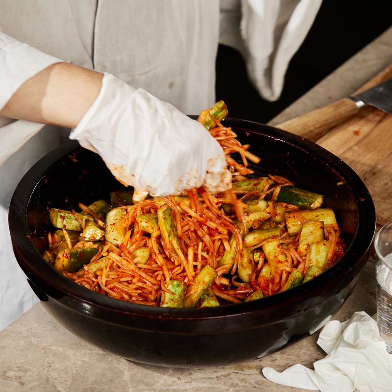 썬 오이를 넣어 함께 버무려 주세요. 완성된 오이깍두기를 밥과 함께 맛있게 즐겨 주세요.