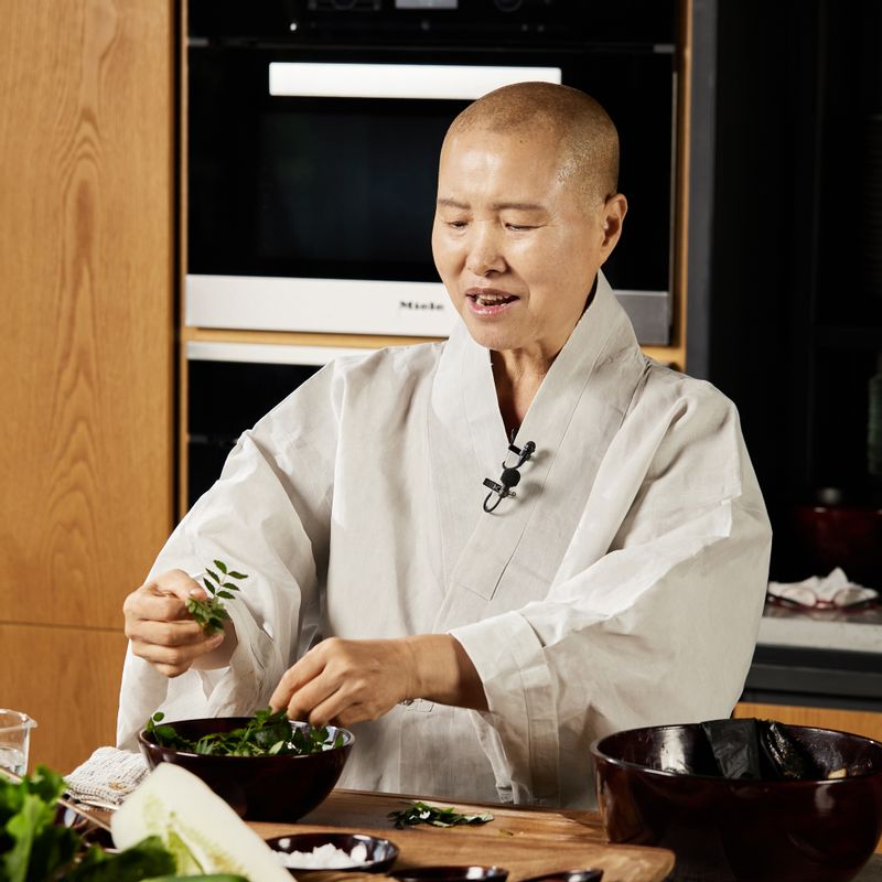 다진 제피잎을 넣고 맛있게 즐겨 주세요.
(tip. 제피잎 대신 고춧가루나 깻잎, 방앗잎을 넣어도 좋아요)