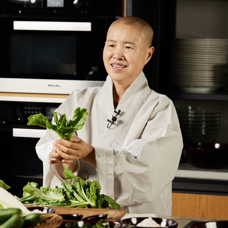 쫑상추는 반으로 갈라 방망이로 줄기 쪽을 살살 두드려 주세요.
(tip. 줄기 쪽을 두드리면 훨씬 부드러워지고 부쳤을 때 빨리 익어요)